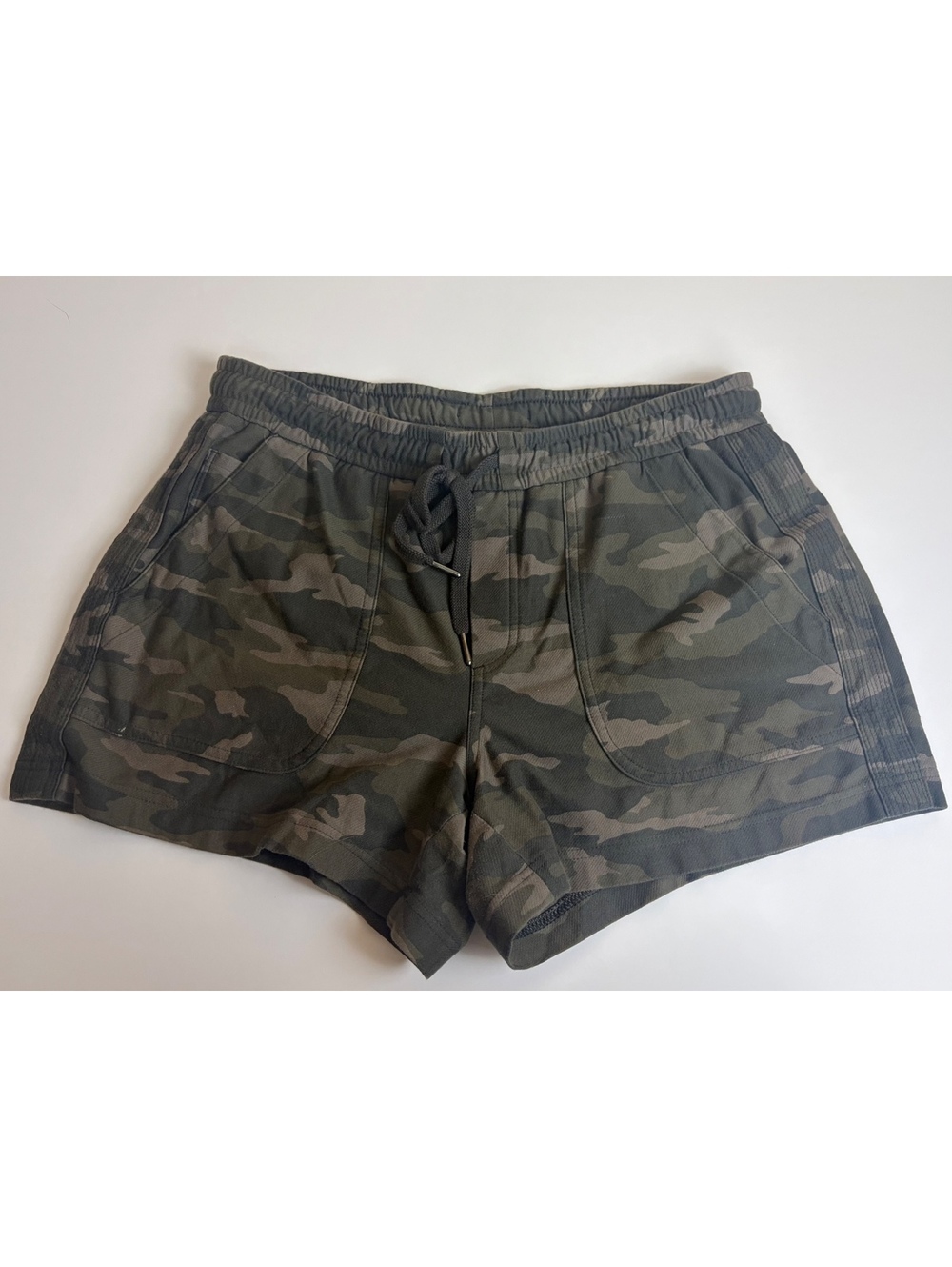 Athleta Farallon Shorts Size 8 Black Olive Camo Stretch Pull On